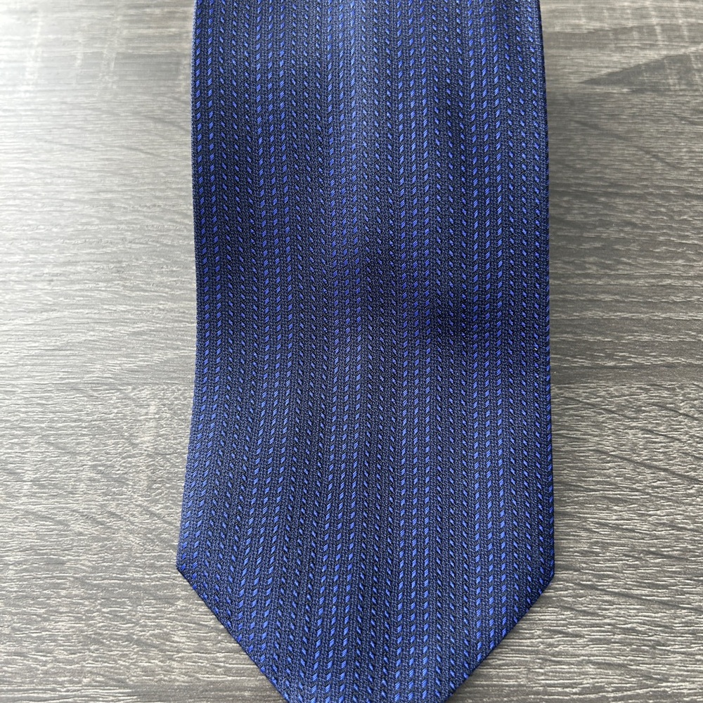 HERMES Paris Blue 100% Silk Geometric Jacquard weave  Tie Style. 59 X 3  1/2